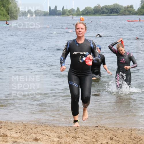 21.06.2025 - 27. Vierlanden-Triathlon Lena Gebhardt http://msf.ph/oto/8034948 15.06.2025 11:20:46 Schwimmen 879, 892, 918, 924, 936, 941, 1400 meine-sportfotos.de
