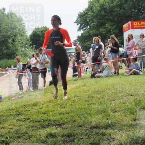21.06.2025 - 27. Vierlanden-Triathlon KatJ http://msf.ph/oto/8034965 15.06.2025 11:19:24 Schwimmen 878, 901, 923 meine-sportfotos.de