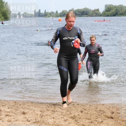 21.06.2025 - 27. Vierlanden-Triathlon Lena Gebhardt http://msf.ph/oto/8034967 15.06.2025 11:20:47 Schwimmen 879, 892, 918, 924, 936, 941, 965, 1400 meine-sportfotos.de