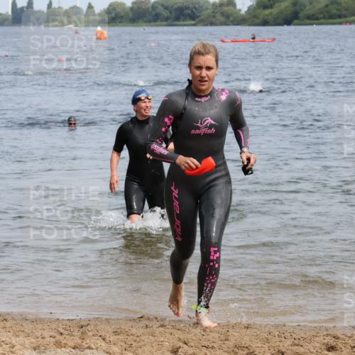 21.06.2025 - 27. Vierlanden-Triathlon Lena Gebhardt http://msf.ph/oto/8034974 15.06.2025 11:20:49 Schwimmen 879, 892, 918, 924, 936, 941, 965, 1400 meine-sportfotos.de