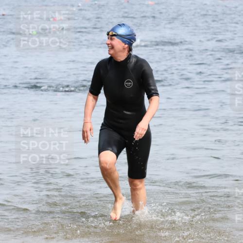 21.06.2025 - 27. Vierlanden-Triathlon Lena Gebhardt http://msf.ph/oto/8035002 15.06.2025 11:20:51 Schwimmen 879, 892, 918, 924, 936, 941, 965 meine-sportfotos.de