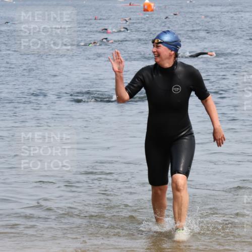 21.06.2025 - 27. Vierlanden-Triathlon Lena Gebhardt http://msf.ph/oto/8035006 15.06.2025 11:20:52 Schwimmen 879, 892, 918, 924, 936, 941, 965 meine-sportfotos.de