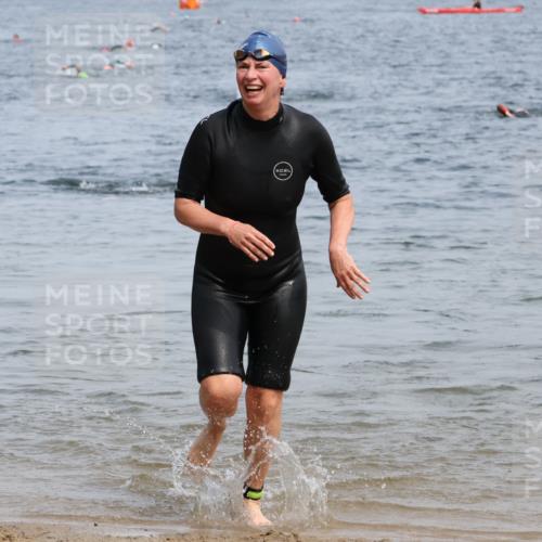 21.06.2025 - 27. Vierlanden-Triathlon Lena Gebhardt http://msf.ph/oto/8035014 15.06.2025 11:20:53 Schwimmen 892, 918, 924, 936, 965 meine-sportfotos.de