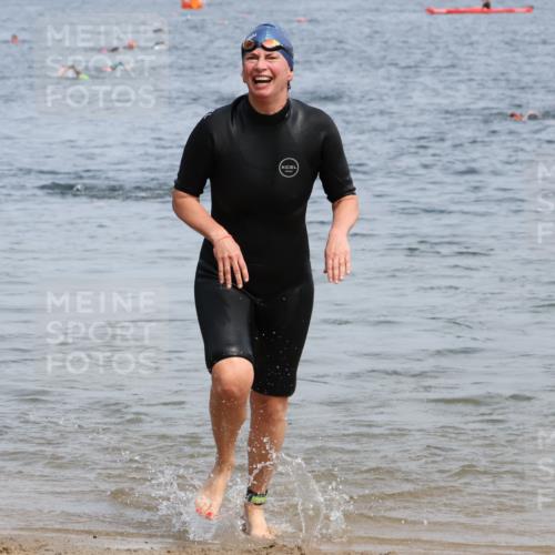 21.06.2025 - 27. Vierlanden-Triathlon Lena Gebhardt http://msf.ph/oto/8035016 15.06.2025 11:20:53 Schwimmen 892, 918, 924, 936, 965 meine-sportfotos.de