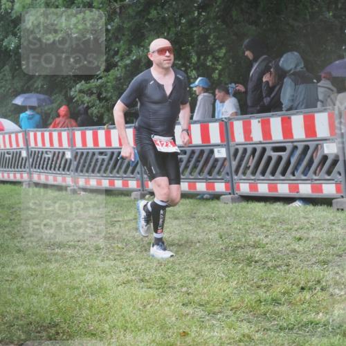 21.06.2025 - 27. Vierlanden-Triathlon KatJ http://msf.ph/oto/8035018 15.06.2025 13:50:31 Ziel 123, 933, 1101 meine-sportfotos.de