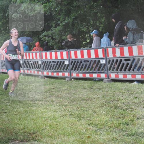 21.06.2025 - 27. Vierlanden-Triathlon KatJ http://msf.ph/oto/8035028 15.06.2025 13:50:33 Ziel 123, 933, 1101 meine-sportfotos.de