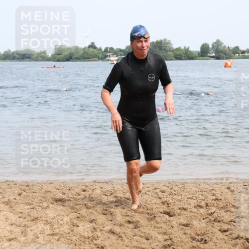 21.06.2025 - 27. Vierlanden-Triathlon Lena Gebhardt http://msf.ph/oto/8035038 15.06.2025 11:20:55 Schwimmen 892, 918, 936, 965 meine-sportfotos.de
