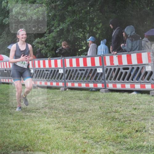 21.06.2025 - 27. Vierlanden-Triathlon KatJ http://msf.ph/oto/8035041 15.06.2025 13:50:33 Ziel 123, 933, 1101 meine-sportfotos.de