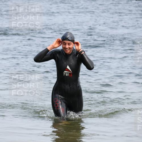 21.06.2025 - 27. Vierlanden-Triathlon Lena Gebhardt http://msf.ph/oto/8035047 15.06.2025 11:21:05 Schwimmen 929, 931, 965 meine-sportfotos.de