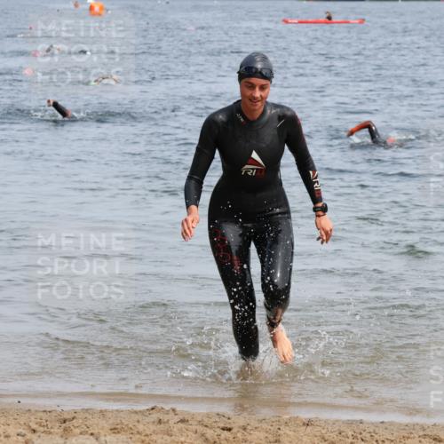 21.06.2025 - 27. Vierlanden-Triathlon Lena Gebhardt http://msf.ph/oto/8035050 15.06.2025 11:21:10 Schwimmen 929, 931 meine-sportfotos.de