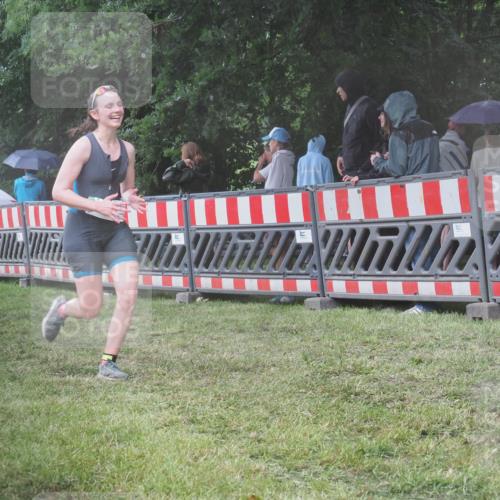21.06.2025 - 27. Vierlanden-Triathlon KatJ http://msf.ph/oto/8035052 15.06.2025 13:50:34 Ziel 123, 933, 1101 meine-sportfotos.de