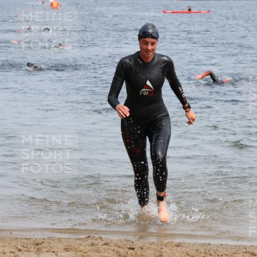 21.06.2025 - 27. Vierlanden-Triathlon Lena Gebhardt http://msf.ph/oto/8035055 15.06.2025 11:21:10 Schwimmen 929, 931 meine-sportfotos.de