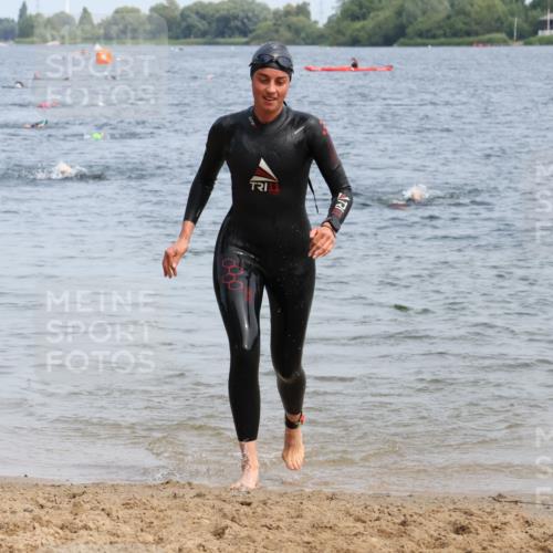 21.06.2025 - 27. Vierlanden-Triathlon Lena Gebhardt http://msf.ph/oto/8035060 15.06.2025 11:21:11 Schwimmen 929, 931 meine-sportfotos.de