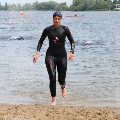 21.06.2025 - 27. Vierlanden-Triathlon Lena Gebhardt http://msf.ph/oto/8035063 15.06.2025 11:21:11 Schwimmen 929, 931 meine-sportfotos.de