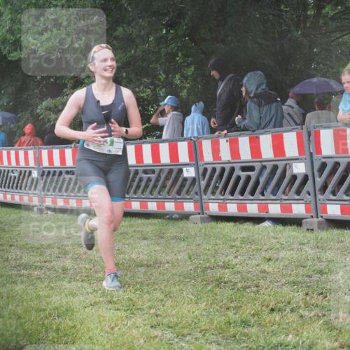 21.06.2025 - 27. Vierlanden-Triathlon KatJ http://msf.ph/oto/8035064 15.06.2025 13:50:34 Ziel 123, 933, 1101 meine-sportfotos.de