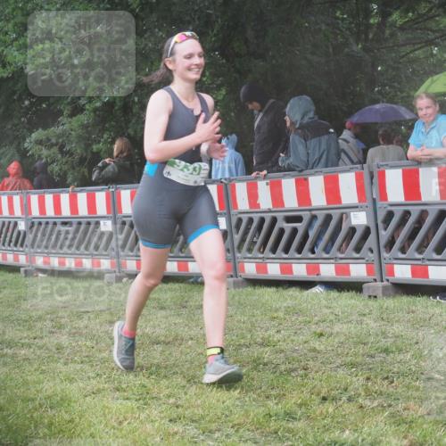 21.06.2025 - 27. Vierlanden-Triathlon KatJ http://msf.ph/oto/8035075 15.06.2025 13:50:34 Ziel 123, 933, 1101 meine-sportfotos.de
