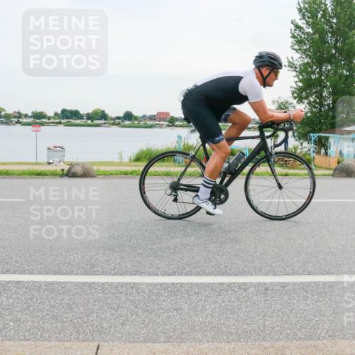 15.06.2025 - 27. Vierlanden-Triathlon H.Heesch http://msf.ph/oto/8035078 15.06.2025 10:44:12 Radfahren 425, 452 meine-sportfotos.de