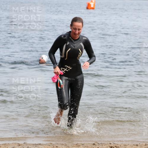 21.06.2025 - 27. Vierlanden-Triathlon Lena Gebhardt http://msf.ph/oto/8035079 15.06.2025 11:21:12 Schwimmen 929, 931 meine-sportfotos.de