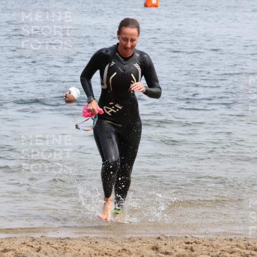 21.06.2025 - 27. Vierlanden-Triathlon Lena Gebhardt http://msf.ph/oto/8035082 15.06.2025 11:21:12 Schwimmen 929, 931 meine-sportfotos.de