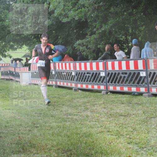 21.06.2025 - 27. Vierlanden-Triathlon KatJ http://msf.ph/oto/8035083 15.06.2025 13:50:40 Ziel 1101, 1120, 1132 meine-sportfotos.de