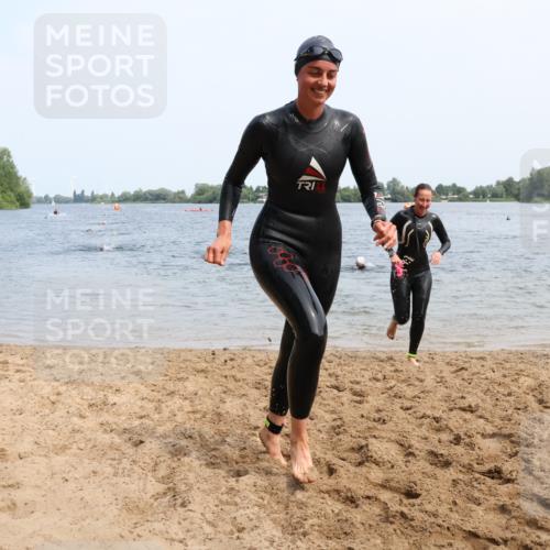 21.06.2025 - 27. Vierlanden-Triathlon Lena Gebhardt http://msf.ph/oto/8035087 15.06.2025 11:21:13 Schwimmen 929, 931 meine-sportfotos.de