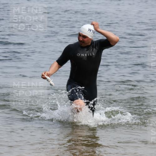 21.06.2025 - 27. Vierlanden-Triathlon Lena Gebhardt http://msf.ph/oto/8035116 15.06.2025 11:21:21 Schwimmen 929, 931, 967 meine-sportfotos.de