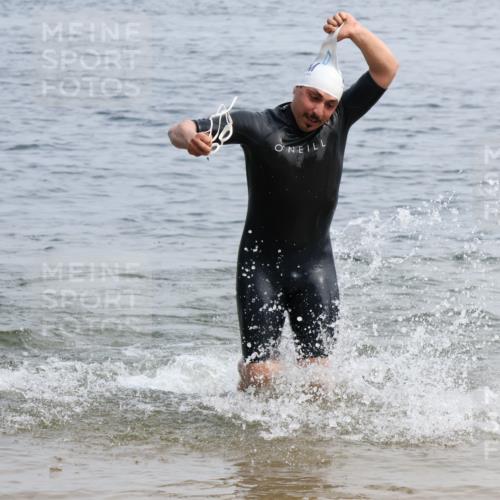 21.06.2025 - 27. Vierlanden-Triathlon Lena Gebhardt http://msf.ph/oto/8035118 15.06.2025 11:21:21 Schwimmen 929, 931, 967 meine-sportfotos.de