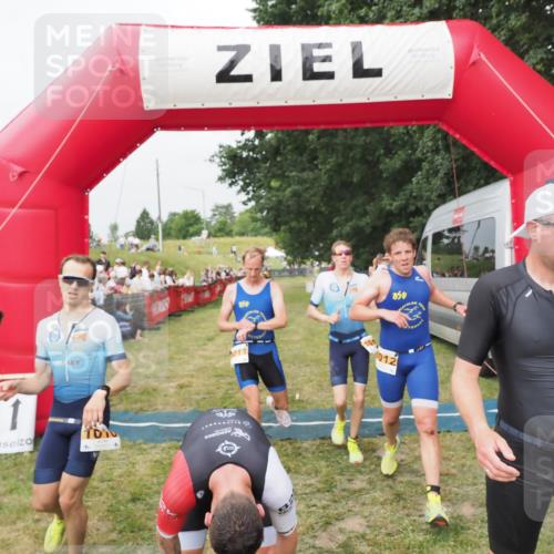 21.06.2025 - 27. Vierlanden-Triathlon MichiJ http://msf.ph/oto/8035130 15.06.2026 12:58:55 Ziel 122, 662, 995, 996, 997, 998, 1010, 1011, 1012, 1013, 1038 meine-sportfotos.de