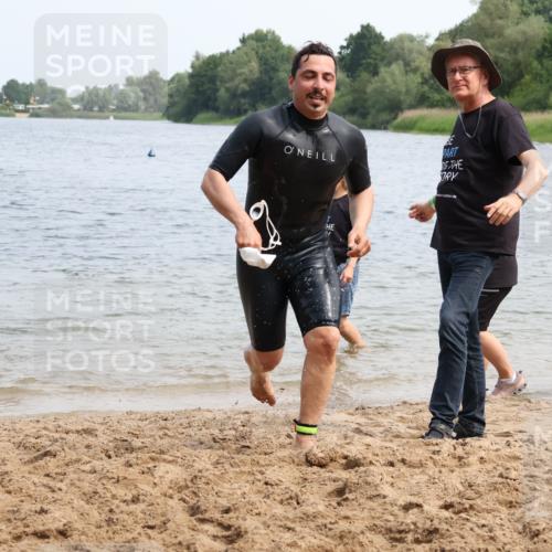 21.06.2025 - 27. Vierlanden-Triathlon Lena Gebhardt http://msf.ph/oto/8035142 15.06.2025 11:21:24 Schwimmen 931, 967 meine-sportfotos.de
