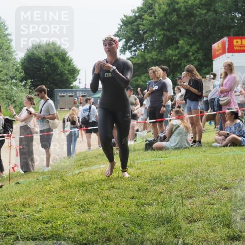 21.06.2025 - 27. Vierlanden-Triathlon KatJ http://msf.ph/oto/8035149 15.06.2025 11:19:38 Schwimmen 875, 878, 895, 923 meine-sportfotos.de