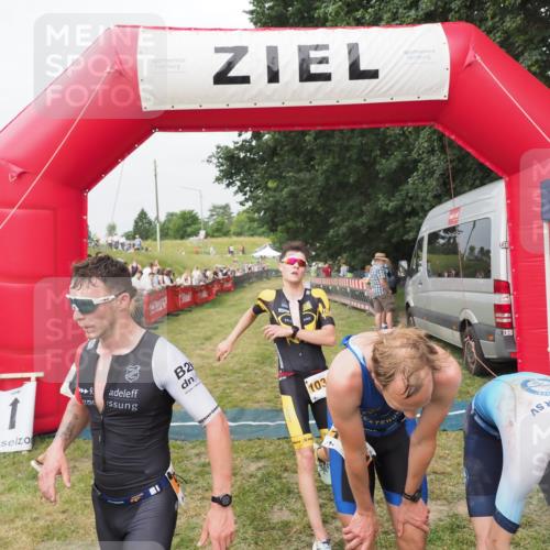 21.06.2025 - 27. Vierlanden-Triathlon MichiJ http://msf.ph/oto/8035164 15.06.2026 12:58:58 Ziel 122, 995, 996, 997, 998, 1010, 1011, 1012, 1013, 1038 meine-sportfotos.de