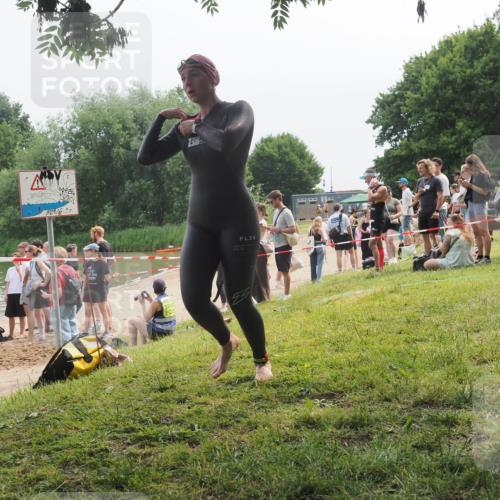 21.06.2025 - 27. Vierlanden-Triathlon KatJ http://msf.ph/oto/8035171 15.06.2025 11:19:39 Schwimmen 875, 895 meine-sportfotos.de