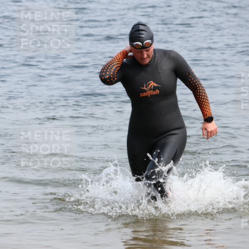 21.06.2025 - 27. Vierlanden-Triathlon Lena Gebhardt http://msf.ph/oto/8035173 15.06.2025 11:21:32 Schwimmen 905, 967 meine-sportfotos.de
