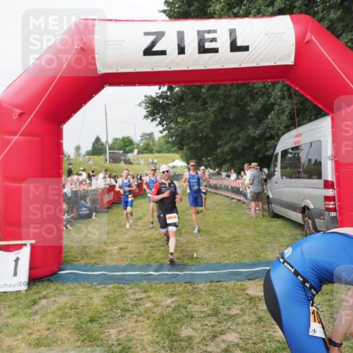 21.06.2025 - 27. Vierlanden-Triathlon MichiJ http://msf.ph/oto/8035175 15.06.2026 12:59:16 Ziel 994, 1014, 1015, 1016, 1018 meine-sportfotos.de