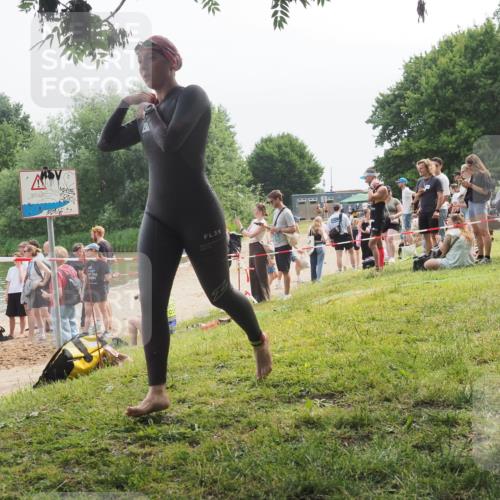 21.06.2025 - 27. Vierlanden-Triathlon KatJ http://msf.ph/oto/8035177 15.06.2025 11:19:39 Schwimmen 875, 895 meine-sportfotos.de