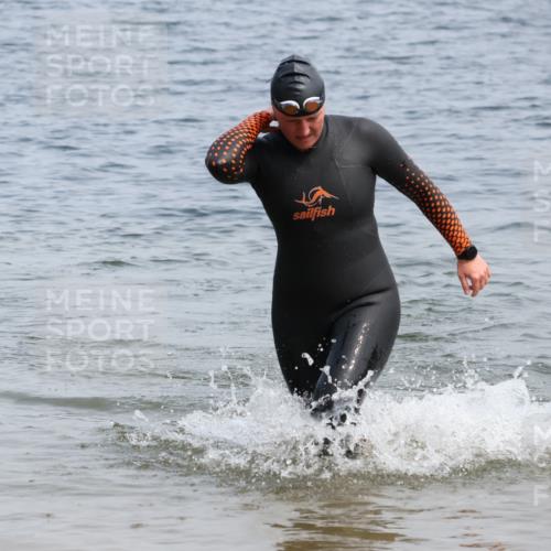21.06.2025 - 27. Vierlanden-Triathlon Lena Gebhardt http://msf.ph/oto/8035178 15.06.2025 11:21:32 Schwimmen 905, 967 meine-sportfotos.de