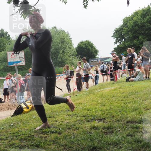 21.06.2025 - 27. Vierlanden-Triathlon KatJ http://msf.ph/oto/8035182 15.06.2025 11:19:39 Schwimmen 875, 895 meine-sportfotos.de