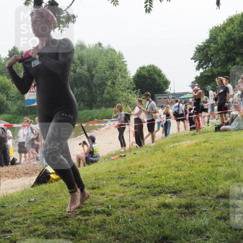 21.06.2025 - 27. Vierlanden-Triathlon KatJ http://msf.ph/oto/8035188 15.06.2025 11:19:39 Schwimmen 875, 895 meine-sportfotos.de