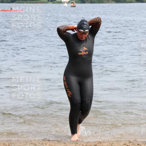 21.06.2025 - 27. Vierlanden-Triathlon Lena Gebhardt http://msf.ph/oto/8035190 15.06.2025 11:21:34 Schwimmen 905, 967 meine-sportfotos.de