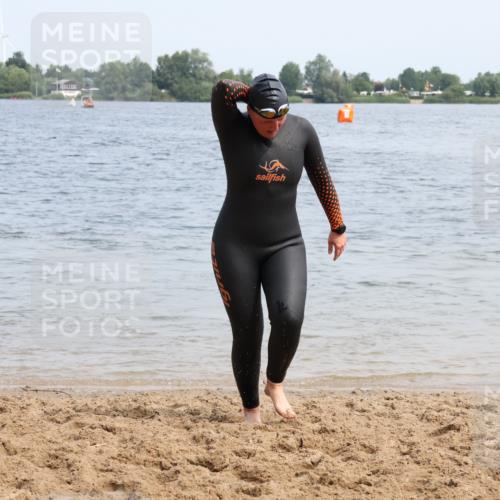 21.06.2025 - 27. Vierlanden-Triathlon Lena Gebhardt http://msf.ph/oto/8035193 15.06.2025 11:21:36 Schwimmen 905 meine-sportfotos.de