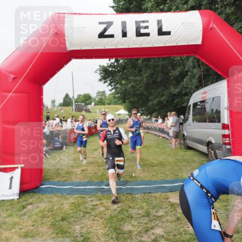 21.06.2025 - 27. Vierlanden-Triathlon MichiJ http://msf.ph/oto/8035194 15.06.2026 12:59:16 Ziel 994, 1014, 1015, 1016, 1018 meine-sportfotos.de