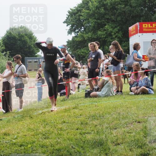 21.06.2025 - 27. Vierlanden-Triathlon KatJ http://msf.ph/oto/8035195 15.06.2025 11:19:54 Schwimmen 899, 915 meine-sportfotos.de