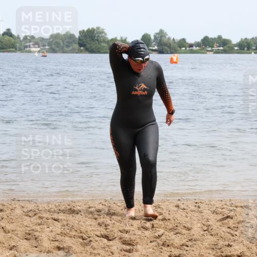 21.06.2025 - 27. Vierlanden-Triathlon Lena Gebhardt http://msf.ph/oto/8035197 15.06.2025 11:21:36 Schwimmen 905 meine-sportfotos.de