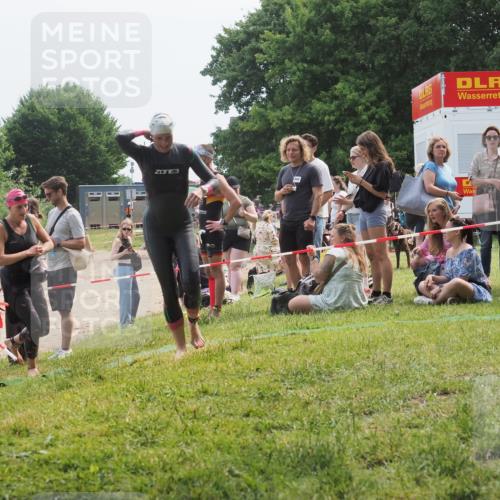 21.06.2025 - 27. Vierlanden-Triathlon KatJ http://msf.ph/oto/8035202 15.06.2025 11:19:54 Schwimmen 899, 915 meine-sportfotos.de