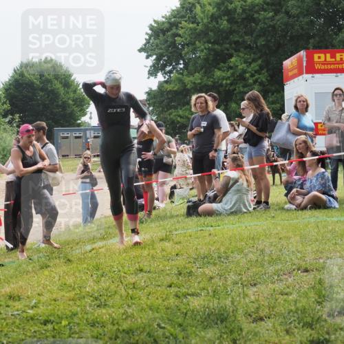 21.06.2025 - 27. Vierlanden-Triathlon KatJ http://msf.ph/oto/8035207 15.06.2025 11:19:54 Schwimmen 899, 915 meine-sportfotos.de