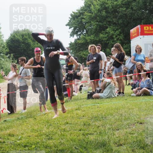 21.06.2025 - 27. Vierlanden-Triathlon KatJ http://msf.ph/oto/8035212 15.06.2025 11:19:54 Schwimmen 899, 915 meine-sportfotos.de