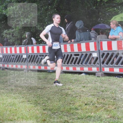 21.06.2025 - 27. Vierlanden-Triathlon KatJ http://msf.ph/oto/8035220 15.06.2025 13:50:53 Ziel 1098, 1108, 1134, 1136 meine-sportfotos.de