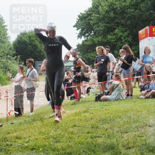 21.06.2025 - 27. Vierlanden-Triathlon KatJ http://msf.ph/oto/8035224 15.06.2025 11:19:55 Schwimmen 899, 915 meine-sportfotos.de