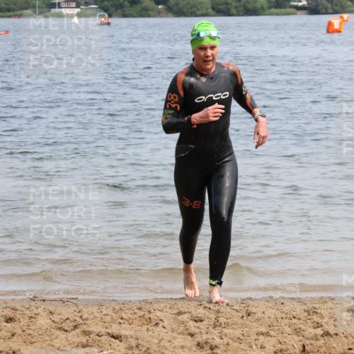 21.06.2025 - 27. Vierlanden-Triathlon Lena Gebhardt http://msf.ph/oto/8035253 15.06.2025 11:22:03 Schwimmen 917, 957 meine-sportfotos.de