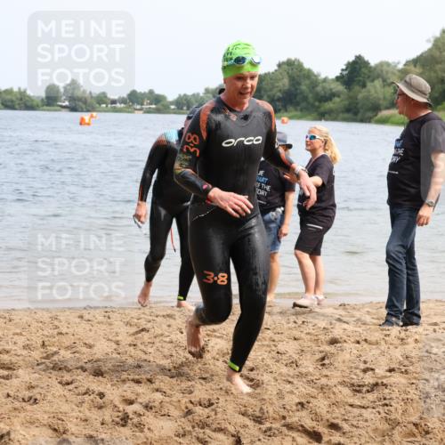21.06.2025 - 27. Vierlanden-Triathlon Lena Gebhardt http://msf.ph/oto/8035256 15.06.2025 11:22:05 Schwimmen 913, 917, 957 meine-sportfotos.de